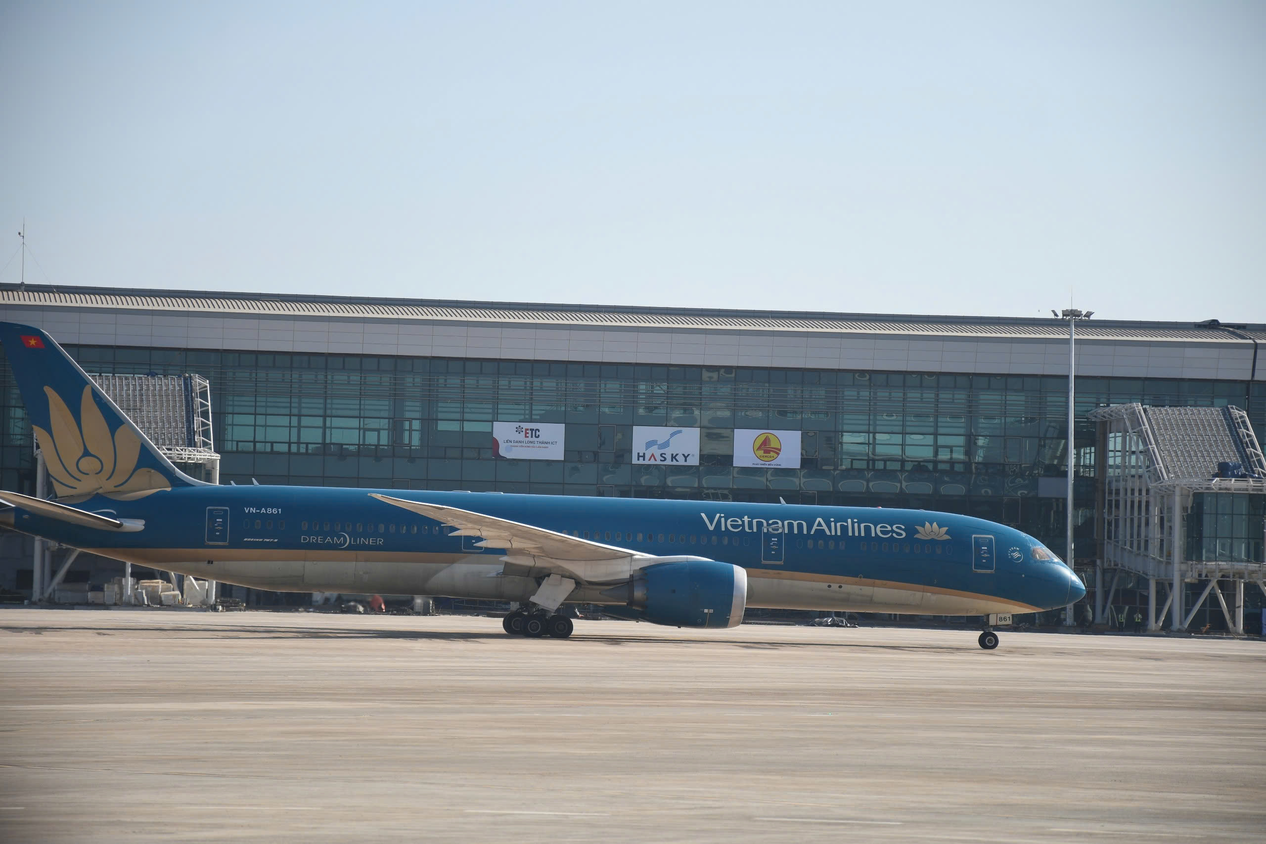 Hình ảnh chuyến bay đầu tiên hạ cánh xuống sân bay Long Thành 4 Hình ảnh chuyến bay đầu tiên hạ cánh xuống sân bay Long Thành - Ảnh 4.