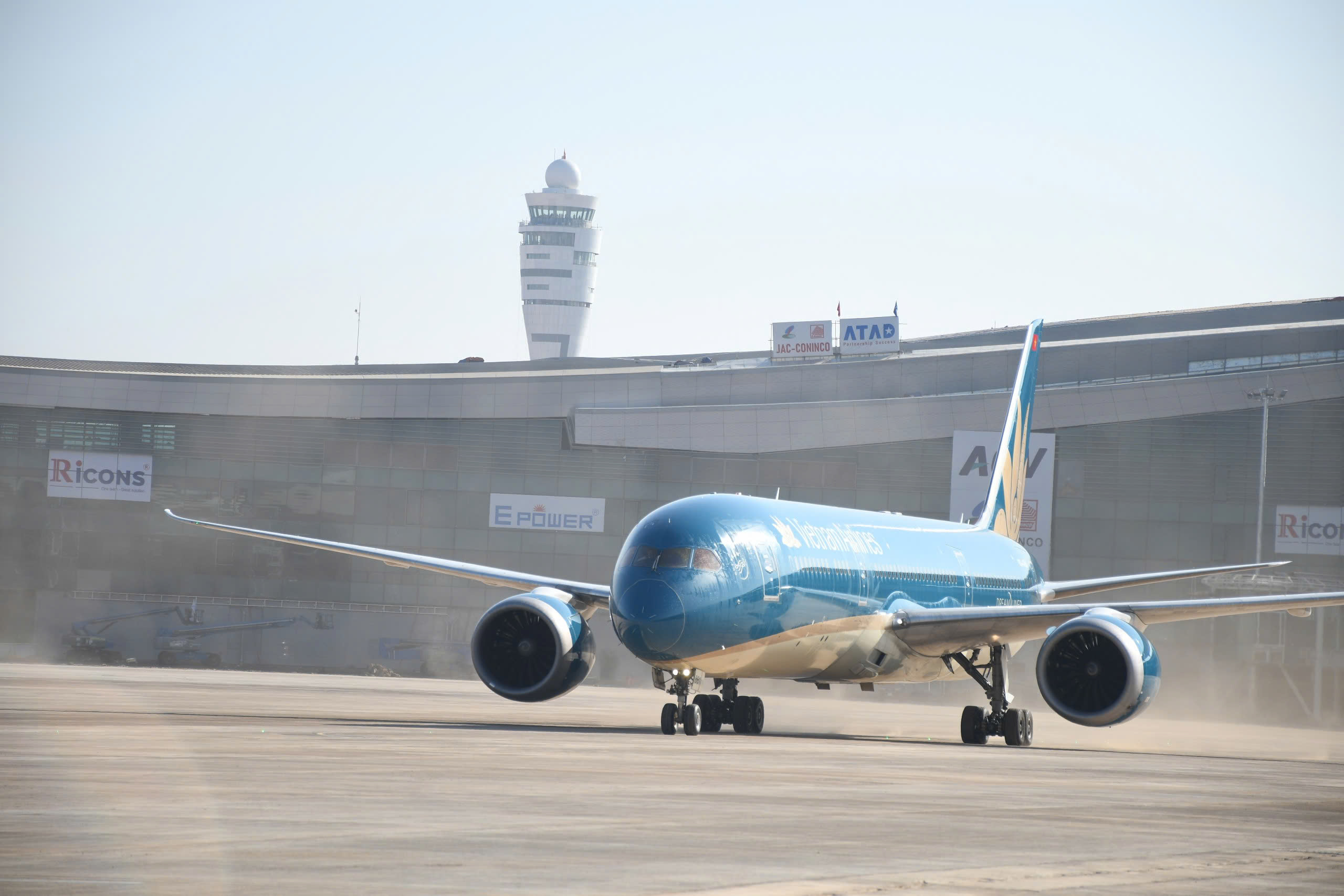Hình ảnh chuyến bay đầu tiên hạ cánh xuống sân bay Long Thành 5 Hình ảnh chuyến bay đầu tiên hạ cánh xuống sân bay Long Thành - Ảnh 5.