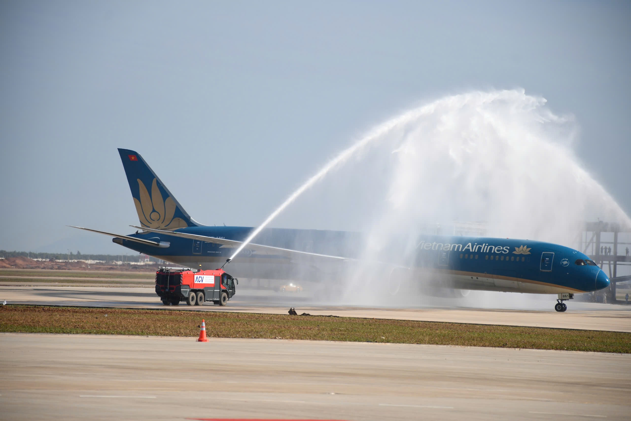 Hình ảnh chuyến bay đầu tiên hạ cánh xuống sân bay Long Thành 6 Hình ảnh chuyến bay đầu tiên hạ cánh xuống sân bay Long Thành - Ảnh 6.