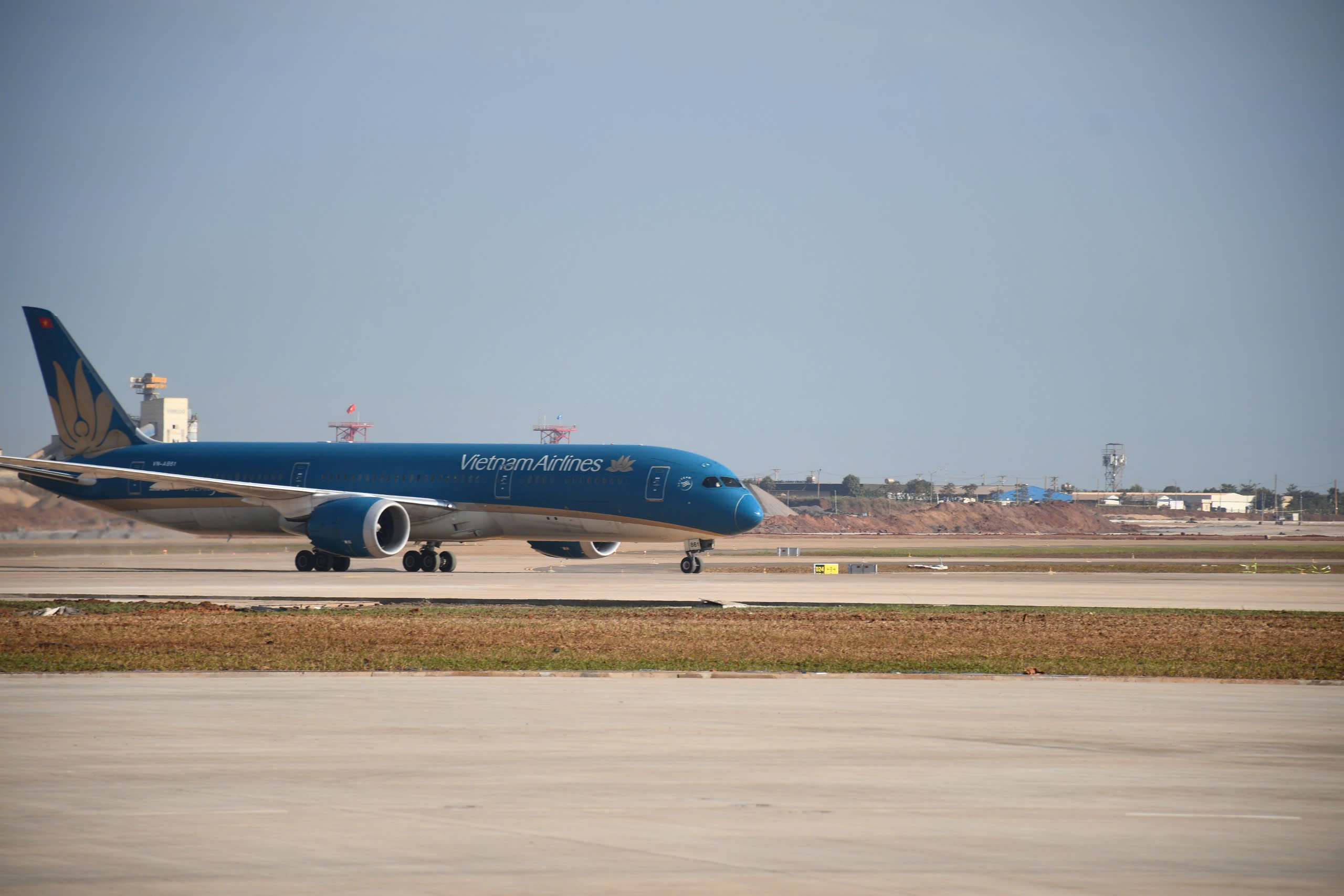 Hình ảnh chuyến bay đầu tiên hạ cánh xuống sân bay Long Thành 8 Hình ảnh chuyến bay đầu tiên hạ cánh xuống sân bay Long Thành - Ảnh 8.