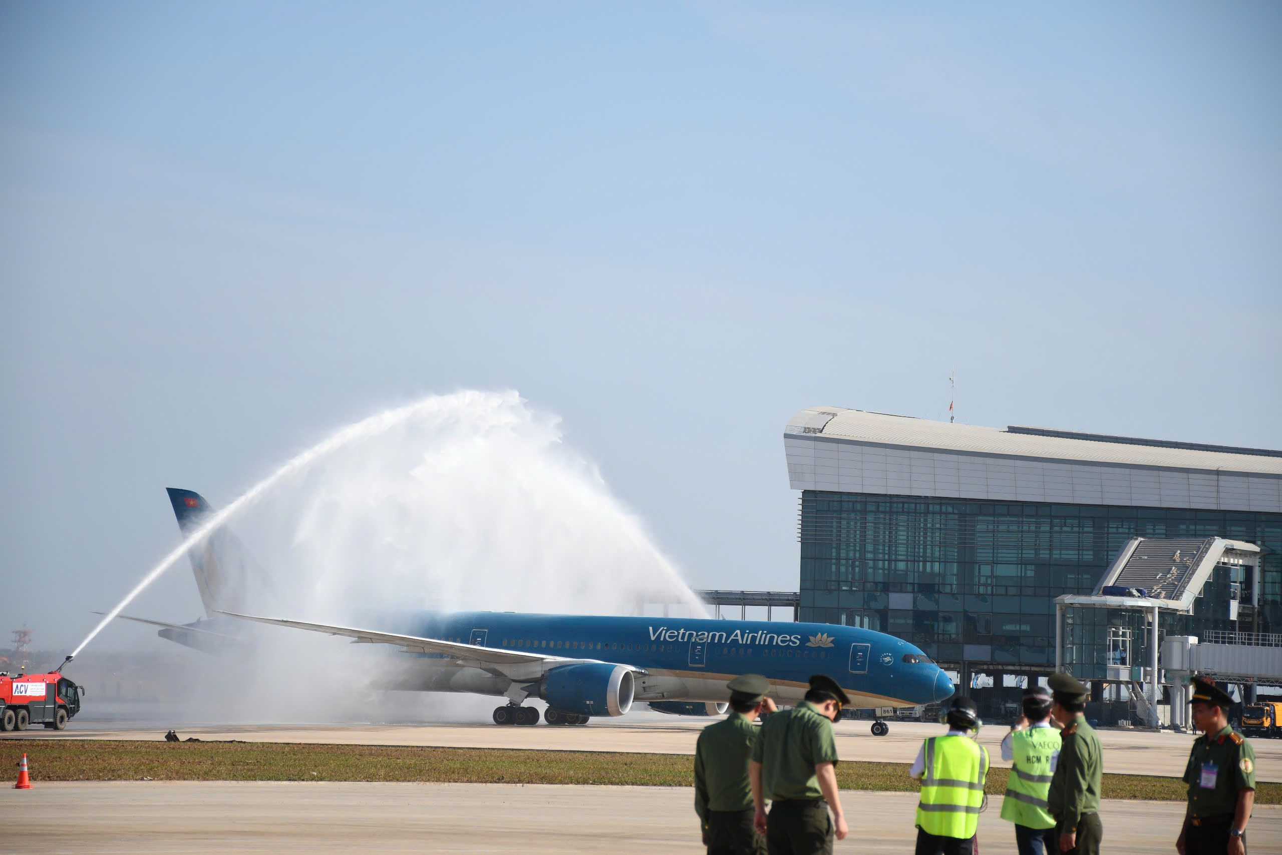 Hình ảnh chuyến bay đầu tiên hạ cánh xuống sân bay Long Thành 7 Hình ảnh chuyến bay đầu tiên hạ cánh xuống sân bay Long Thành - Ảnh 7.