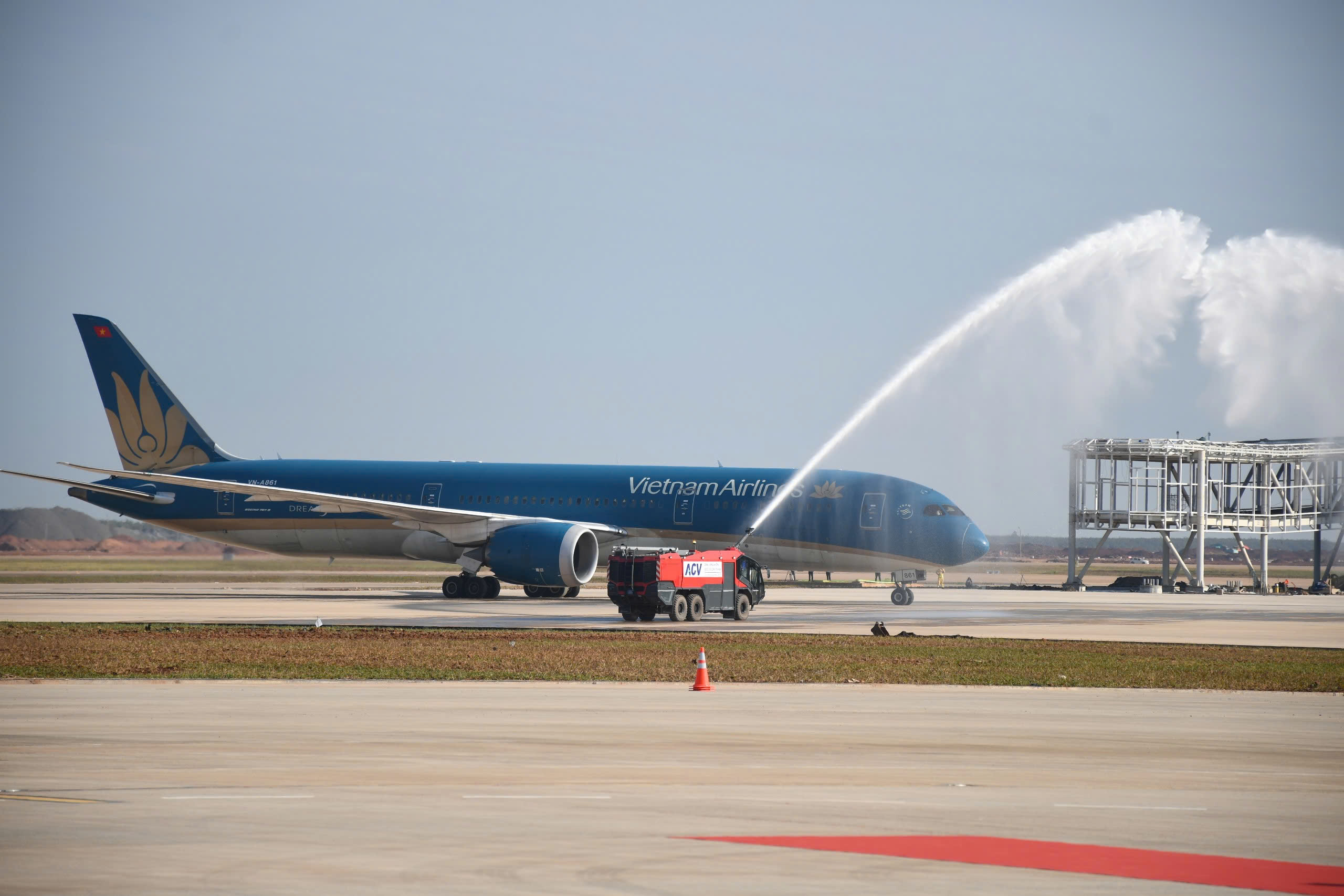 Hình ảnh chuyến bay đầu tiên hạ cánh xuống sân bay Long Thành 11 Hình ảnh chuyến bay đầu tiên hạ cánh xuống sân bay Long Thành - Ảnh 11.