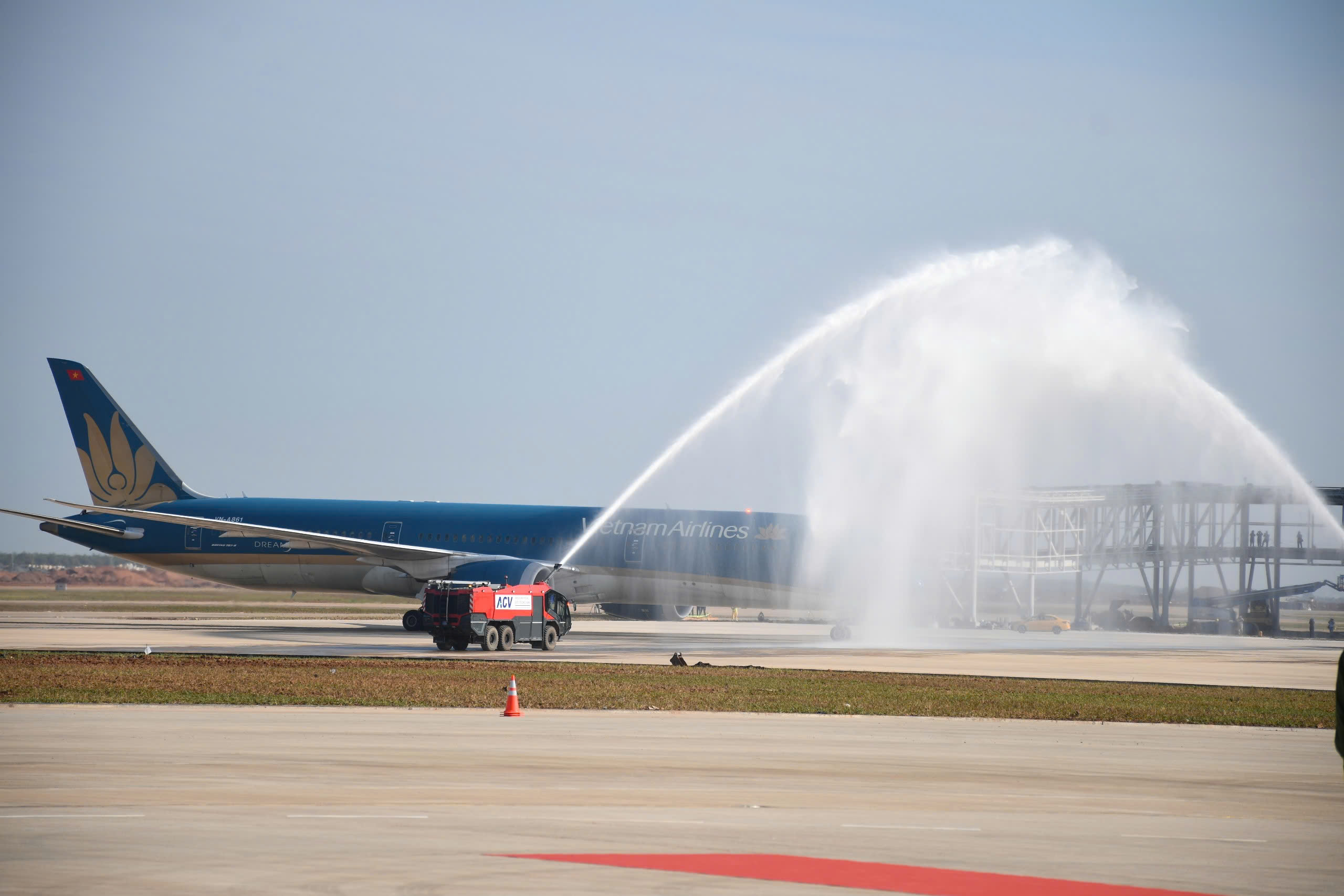 Hình ảnh chuyến bay đầu tiên hạ cánh xuống sân bay Long Thành 12 Hình ảnh chuyến bay đầu tiên hạ cánh xuống sân bay Long Thành - Ảnh 12.
