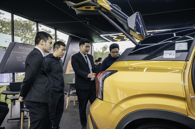 Khách hàng tìm hiểu xe tại Vietnam Sustainable Mobility Show 2024. Ảnh: Minh Quân