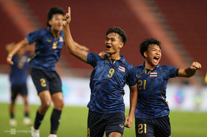 Burapha (số 9) mừng bàn mở tỷ số, trong trận Việt Nam hạ Thái Lan 3-2 trong trận chung kết SEA Games trên sân Rajamangala, thành phố Bangkok, Thái Lan, tối 18/12/2025. Ảnh: Hiếu Lương