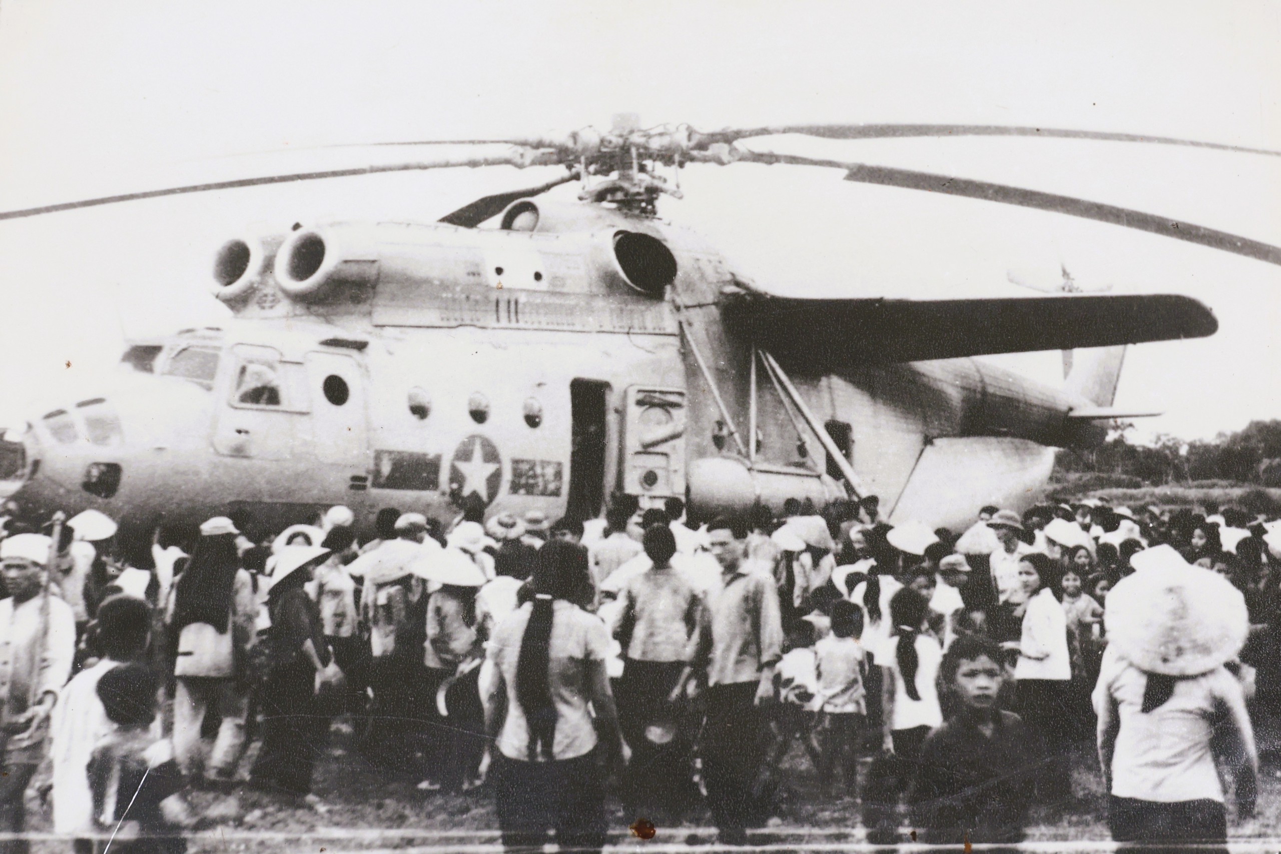 50 năm Trung đoàn Không quân trực thăng 916 anh hùng- Ảnh 4. 50 năm Trung đoàn Không quân trực thăng 916 anh hùng- Ảnh 4.