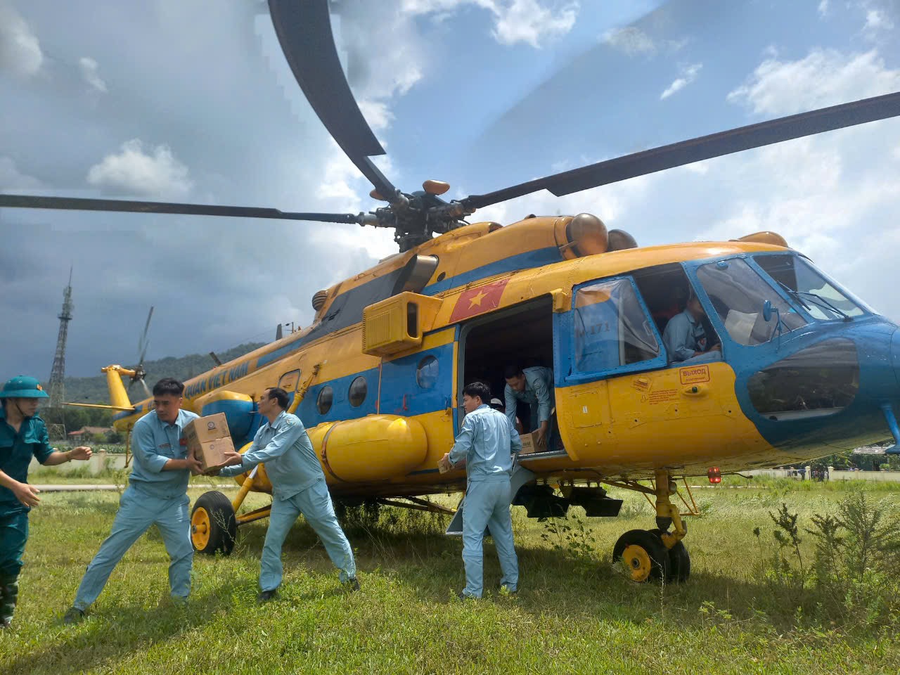 50 năm Trung đoàn Không quân trực thăng 916 anh hùng- Ảnh 6. 50 năm Trung đoàn Không quân trực thăng 916 anh hùng- Ảnh 6.