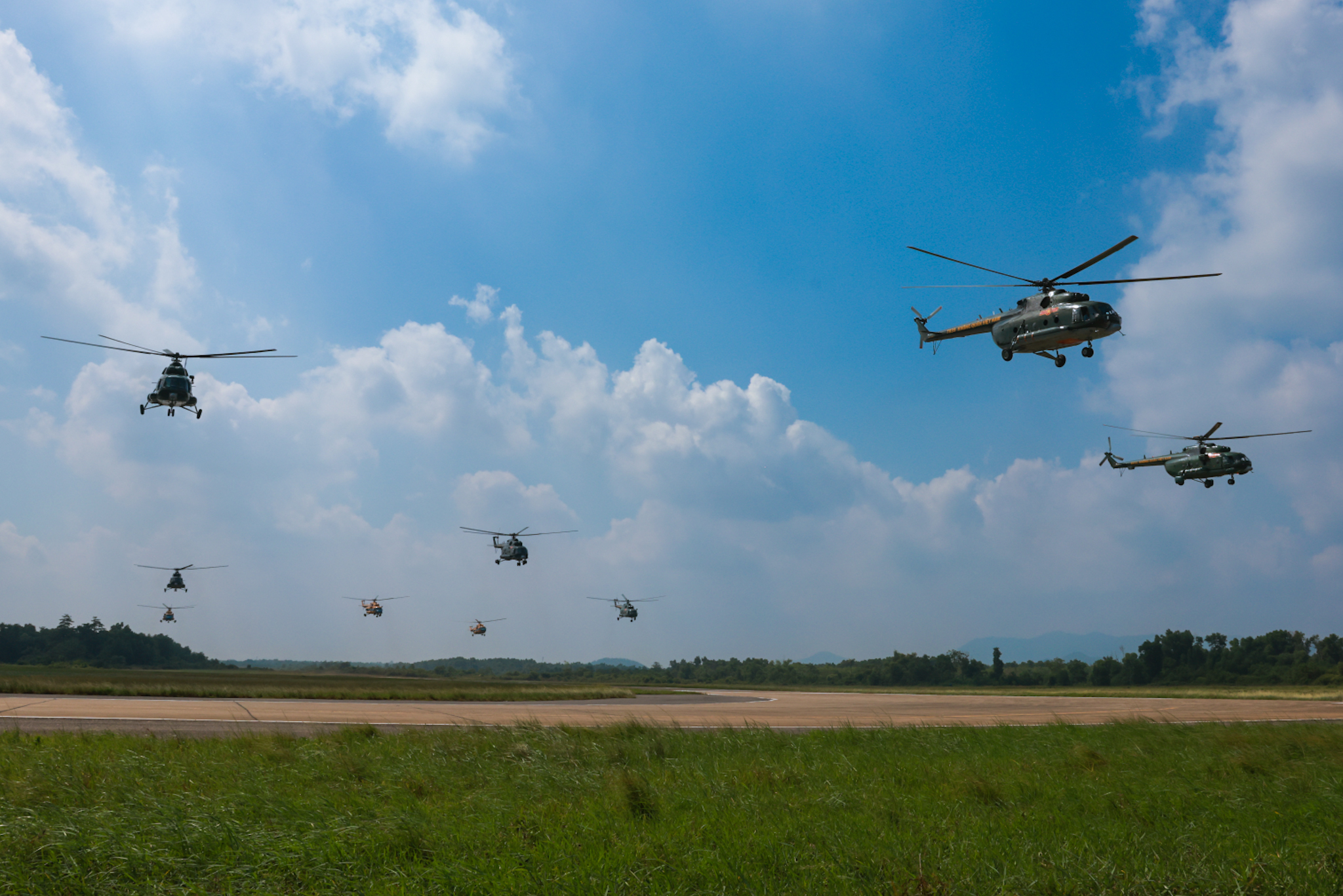 50 năm Trung đoàn Không quân trực thăng 916 anh hùng- Ảnh 13. 50 năm Trung đoàn Không quân trực thăng 916 anh hùng- Ảnh 13.