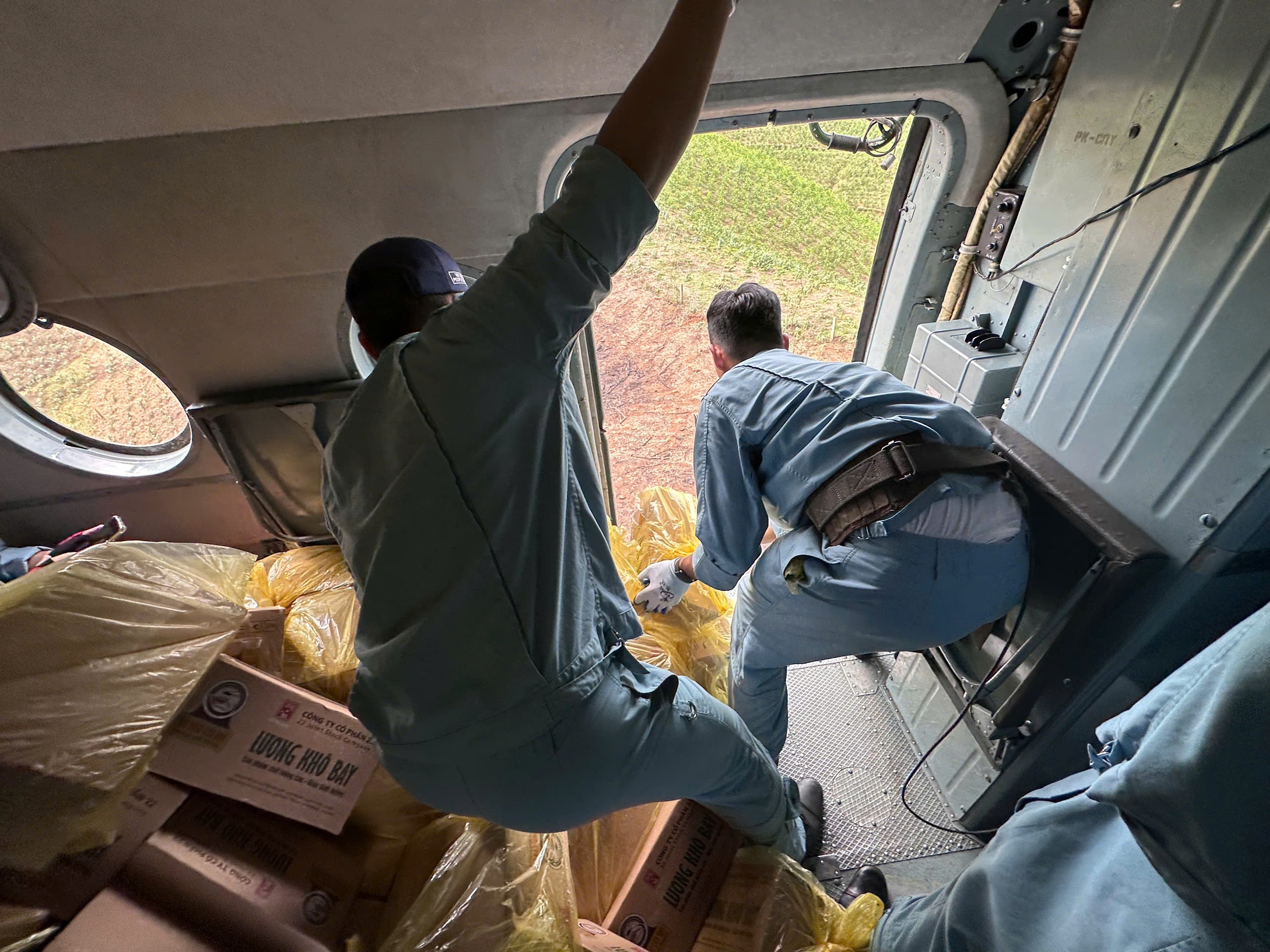 50 năm Trung đoàn Không quân trực thăng 916 anh hùng- Ảnh 14. 50 năm Trung đoàn Không quân trực thăng 916 anh hùng- Ảnh 14.