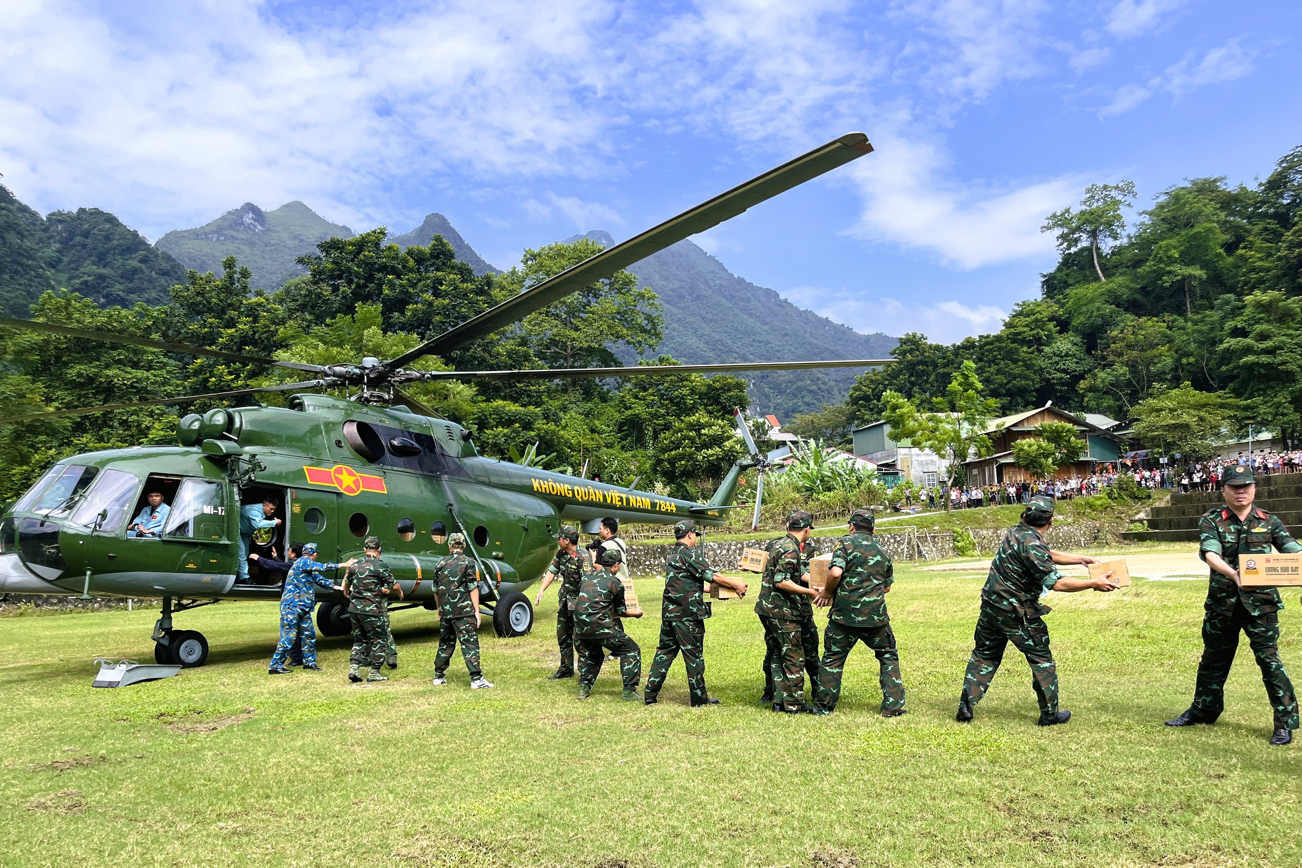 50 năm Trung đoàn Không quân trực thăng 916 anh hùng- Ảnh 15. 50 năm Trung đoàn Không quân trực thăng 916 anh hùng- Ảnh 15.
