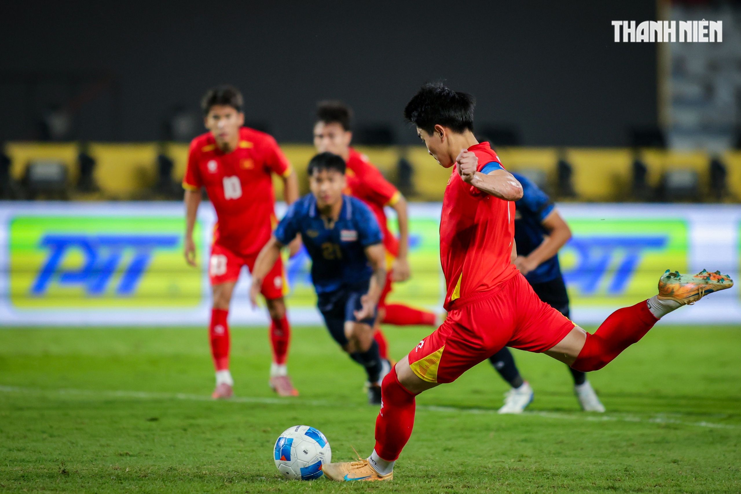 Quá đã hình ảnh U.22 Việt Nam quật ngã Thái Lan ngay tại Rajamangala, giành HCV SEA Games 33- Ảnh 6.