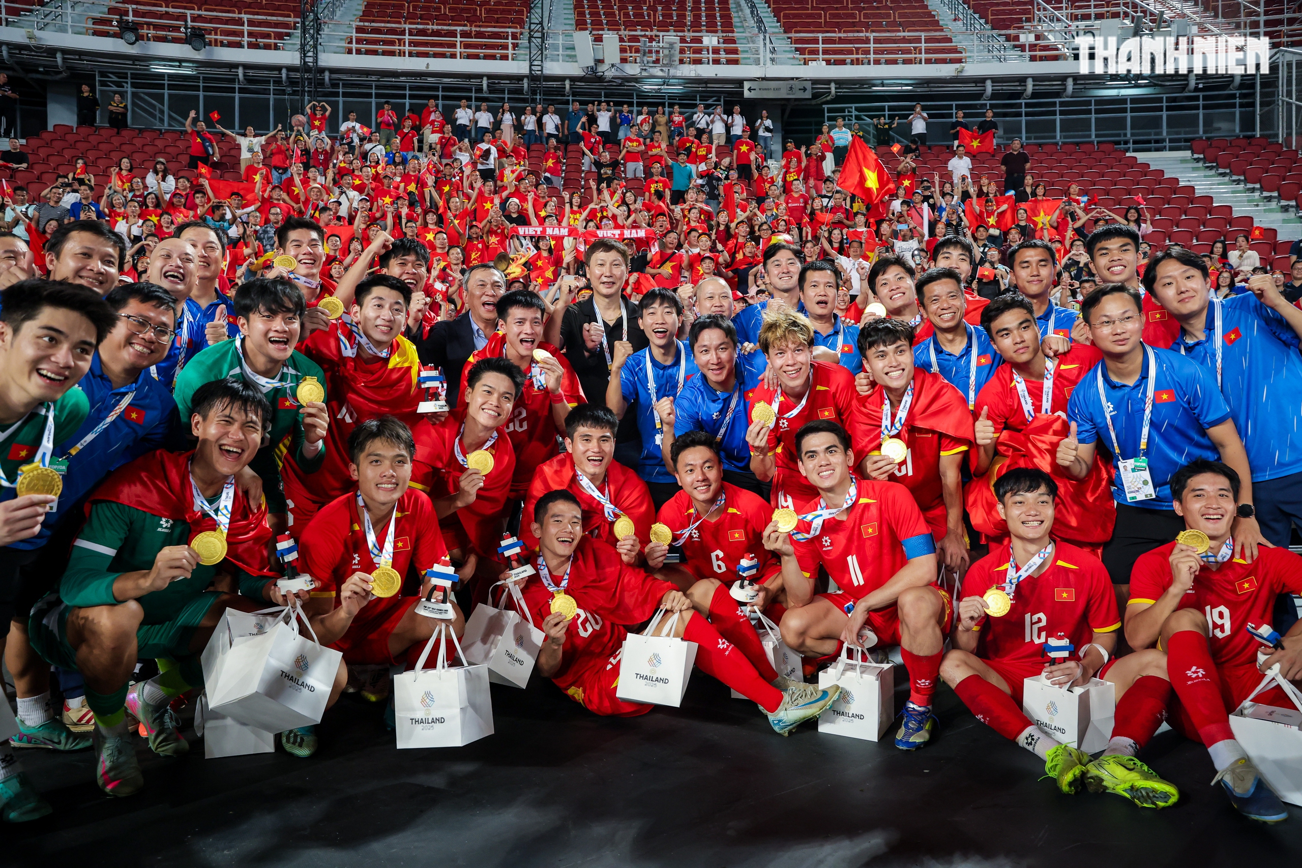 Quá đã hình ảnh U.22 Việt Nam quật ngã Thái Lan ngay tại Rajamangala, giành HCV SEA Games 33- Ảnh 25.