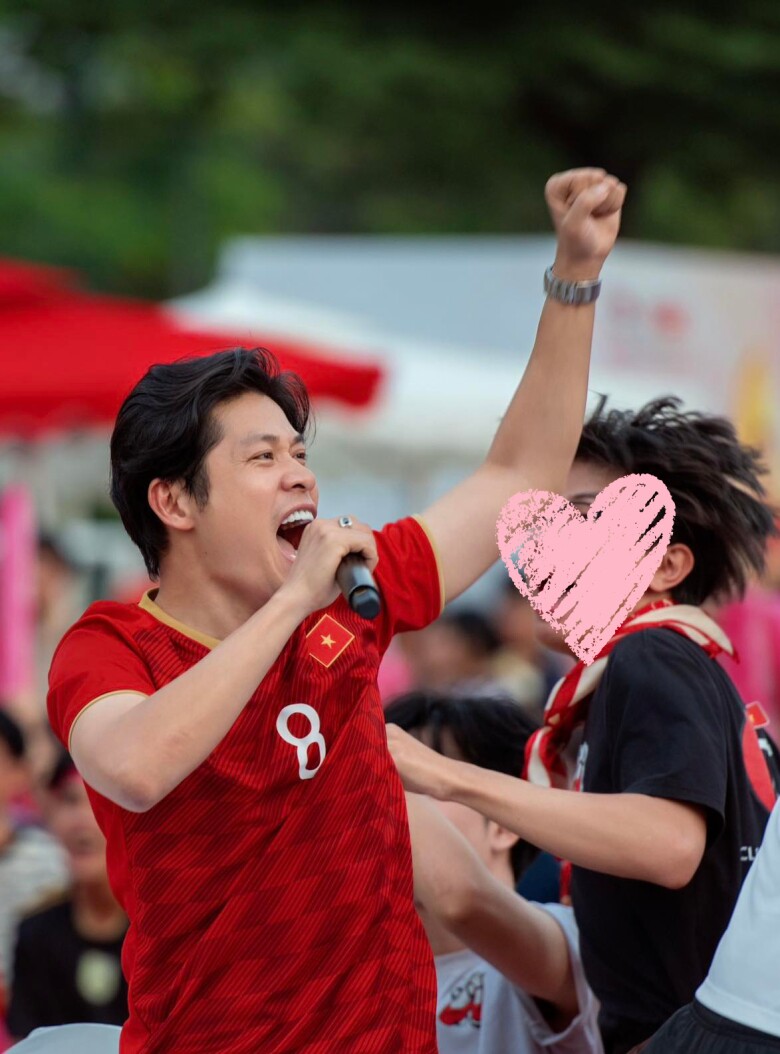 Sao Việt tự hào bóng đá Việt Nam giành vô địch SEA Games 33, Tùng Dương cảm ơn Thái Lan vì tạo kịch tính 2 Nhạc sĩ Nguyễn Văn Chung tự hào vì đội tuyển U22 Việt Nam.