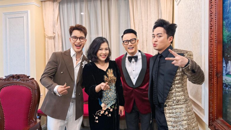 Sao Việt tự hào bóng đá Việt Nam giành vô địch SEA Games 33, Tùng Dương cảm ơn Thái Lan vì tạo kịch tính 9 Ca sĩ Hoàng Bách chia sẻ niềm hân hoan khi đội tuyển Việt Nam giành chiến thắng: Đang bị dẫn 0-2 thì bị gọi ra sân khấu diễn, diễn xong bước vào phòng chờ thì mấy anh em báo là 2-2 rồi, tưởng là mơ chứ! Rồi về đến khách sạn, tranh thủ nghỉ chờ hiệp phụ, vào tắm nghe BLV la ầm ầm, lại ăn ngược Thái 3-2 rồi, để nguyên thế chạy ra mà la theo, sướng quá, sướng quá bà con ơi, không được xem trực tiếp bàn nào, mà vẫn sướng, sướng quá! Việt Nam vô địch, vô địch, vô địch!.