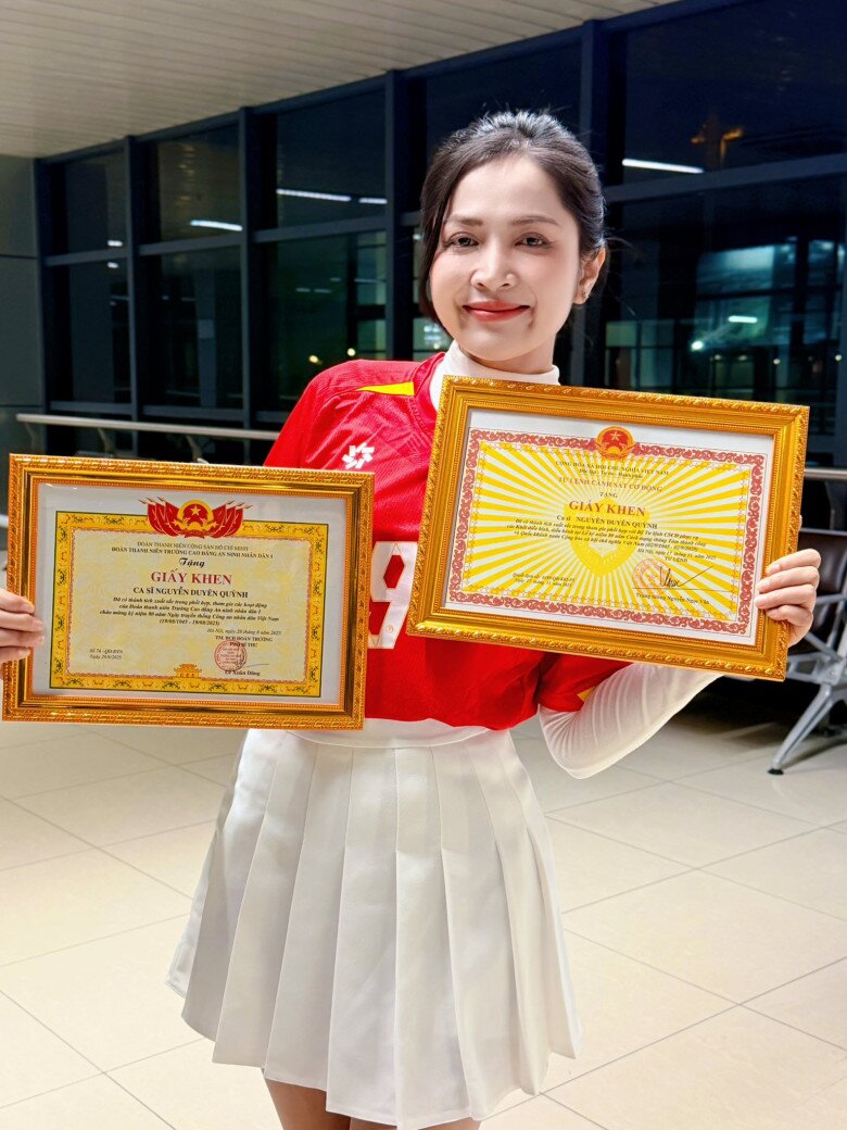 Sao Việt tự hào bóng đá Việt Nam giành vô địch SEA Games 33, Tùng Dương cảm ơn Thái Lan vì tạo kịch tính 10 Ca sĩ Duyên Quỳnh khoe nhận được 2 giấy khen trong ngày đội tuyển Việt Nam vô địch: Mọi người đi bão ở đâu vậy? Mình đi bão ra tới sân bay rồi mà hông thấy mọi người đâu. Sẵn đợi mọi người mình tranh thủ flex 2 giấy khen và chiếc áo đội tuyển quốc gia vừa nhận được hôm nay nè. Đã quá Tổ quốc ơi! Việt Nam Vô địch.