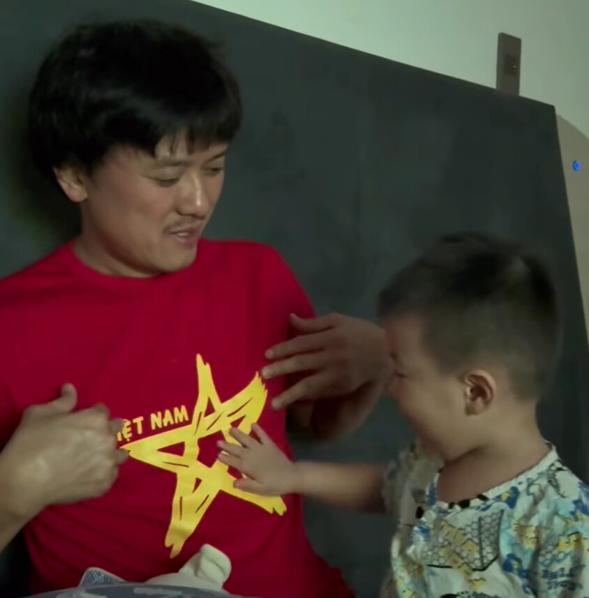 Sao Việt tự hào bóng đá Việt Nam giành vô địch SEA Games 33, Tùng Dương cảm ơn Thái Lan vì tạo kịch tính 15 Diễn viên Quách Ngọc Tuyên cùng con trai cổ vũ bóng đá Việt Nam. Anh bày tỏ: Việt Nam vô địch, Việt Nam vô địch. Tối nay mọi người có lý do thức tới sáng rồi, còn Tuyên thì đi ngủ đây, ngủ để mai đưa con đi học rồi đi quay.