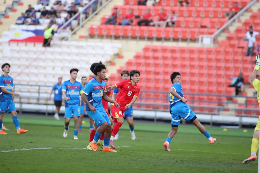 thu-tuong-chinh-phu-tang-bang-khen-cho-hlv-kim-sang-sik-va-cac-cong-su (4).jpg