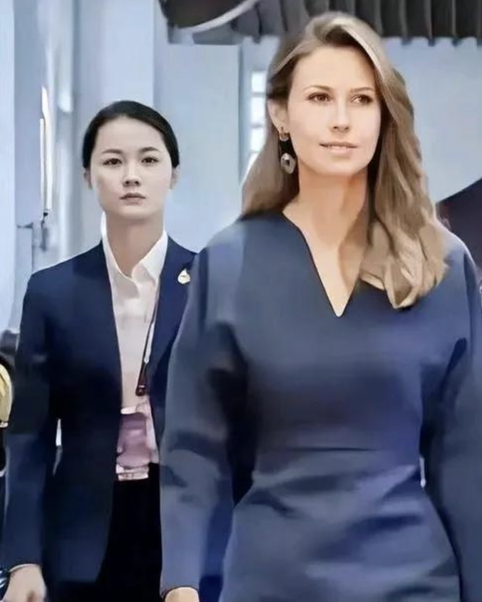 Nữ vệ sĩ xinh đẹp gây sốt với loạt khoảnh khắc hộ tống các phu nhân thế giới- Ảnh 6.