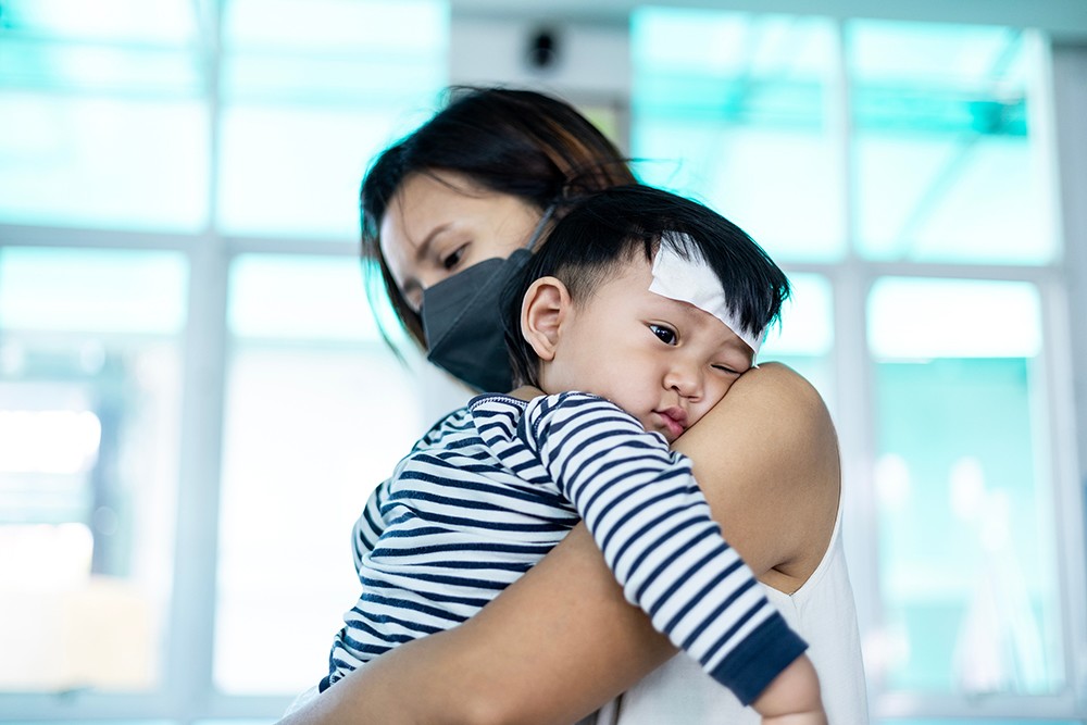 Trẻ mắc viêm não Nhật Bản phải điều trị và chăm sóc phục hồi trong thời gian dài, ảnh hưởng lớn đến sinh hoạt và công việc của gia đình. Ảnh: Shutterstock