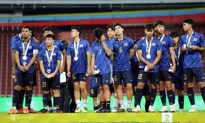 Các cầu thủ Thái Lan nhận HC bạc, sau trận thua ngược Việt Nam 2-3 ở chung kết SEA Games trên sân Rajamangala, thành phố Bangkok, Thái Lan, tối 18/12/2025. Ảnh: Đức Đồng