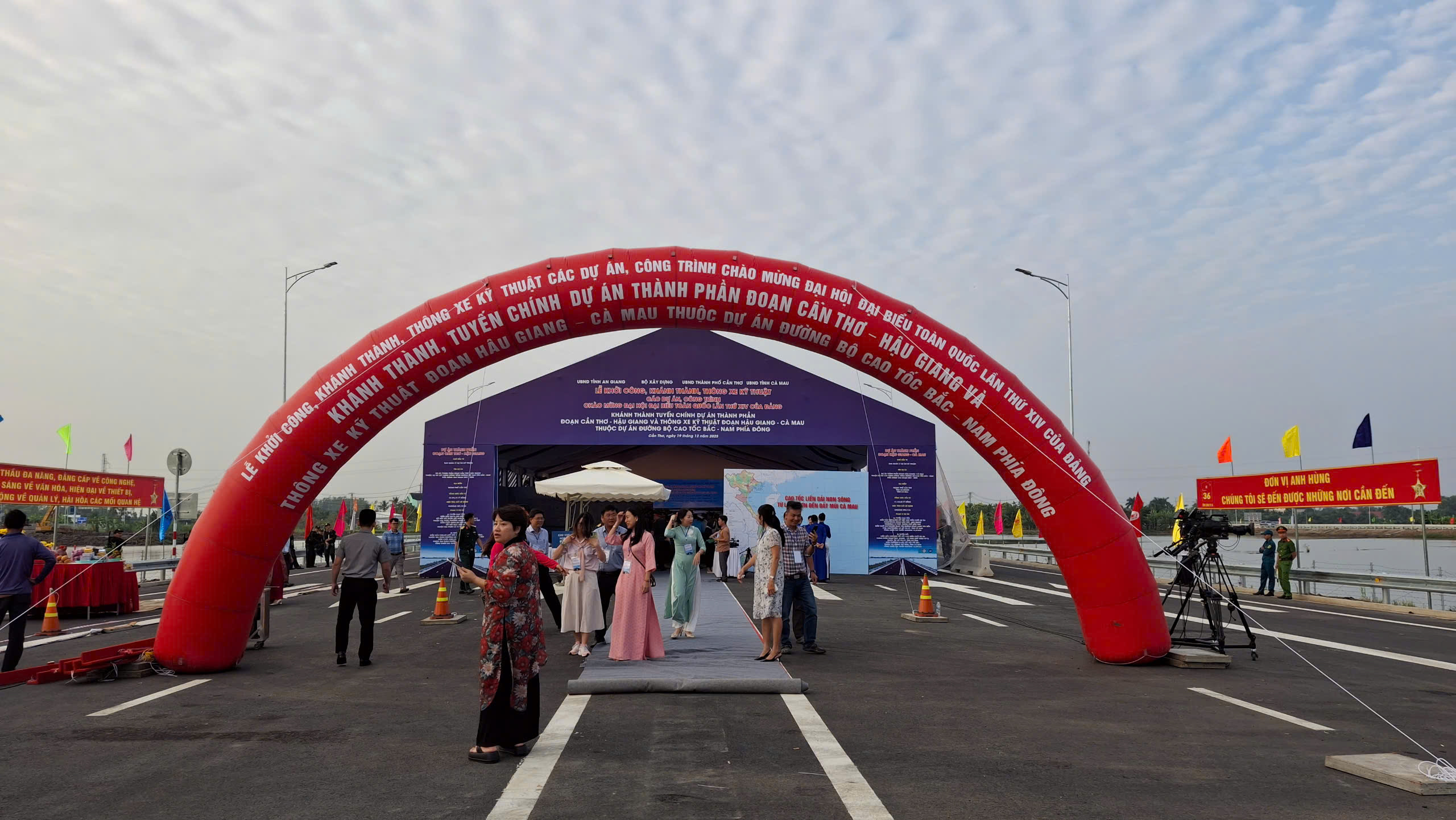 ĐBSCL khởi công và khánh thành nhiều công trình giao thông trọng điểm - Ảnh 4. ĐBSCL khởi công và khánh thành nhiều công trình giao thông trọng điểm - Ảnh 4.