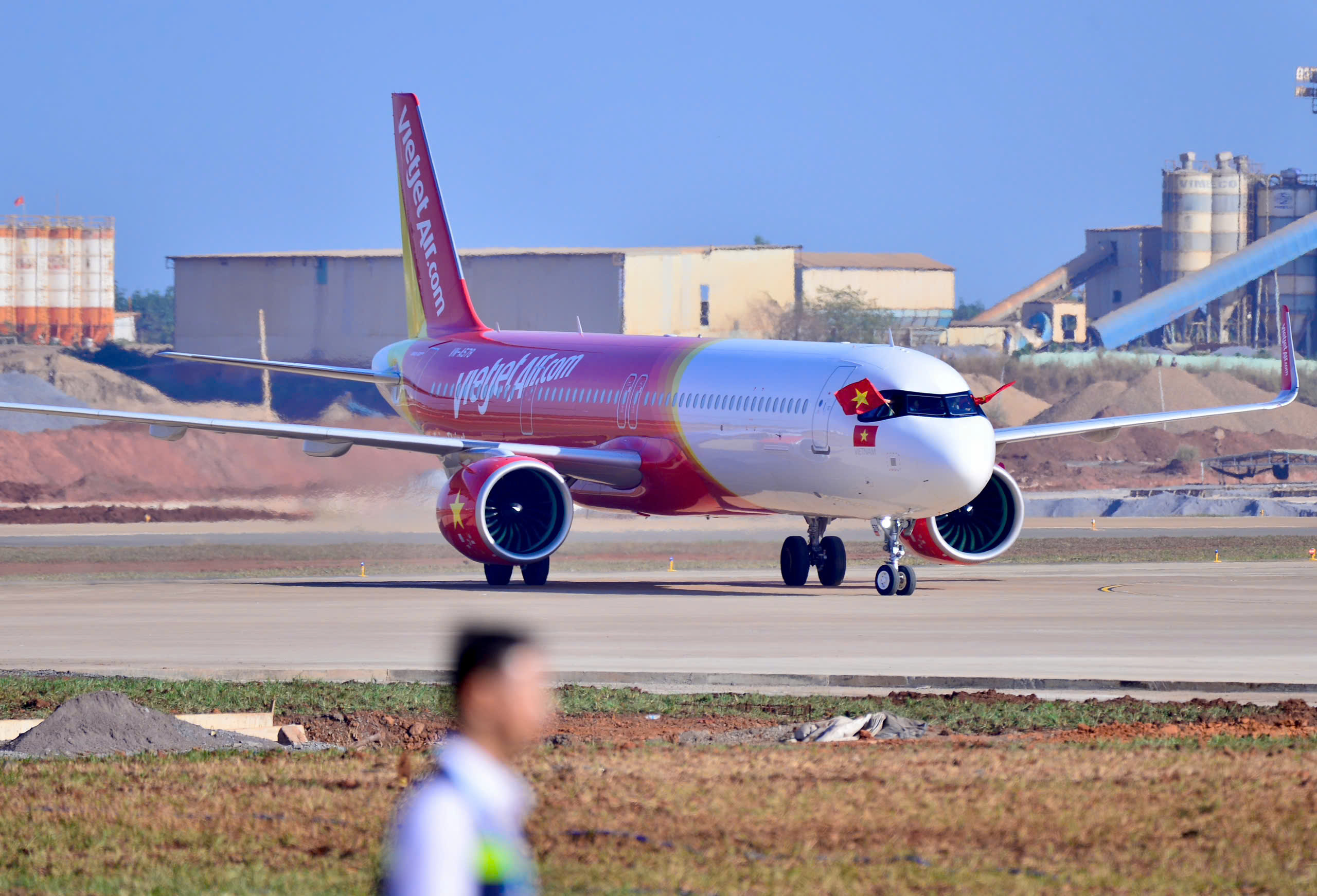 Sân bay Long Thành đón chuyến bay đầu tiên - Ảnh 4.