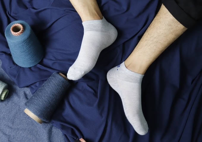 Đôi tất được dệt bằng sợi polyester tái chế từ chai nhựa. Ảnh: Re.socks