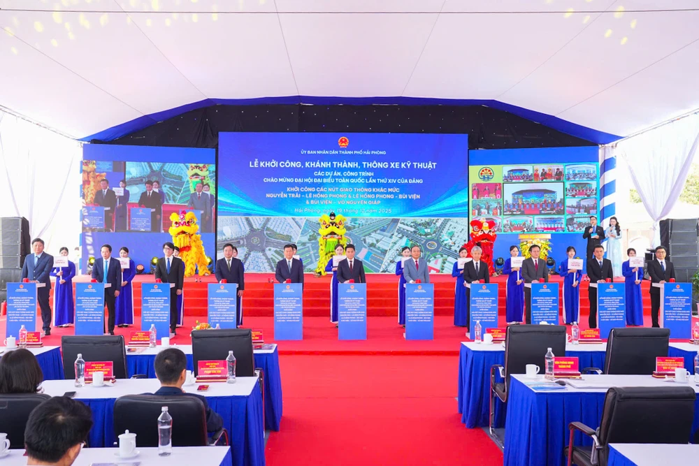 Chủ tịch UBND TP Hải Phòng cùng đại diện các sở, ban, ngành bấm nút khởi công dự án các Nút giao thông khác mức tại vị trí đường Lê Hồng Phong - Nguyễn Trãi; đường Bùi Viện - Lê Hồng Phong; đường Bùi Viện - Võ Nguyên Giáp. Ảnh: HP hai-phong-khanh-thanh-khoi-cong-13-cong-trinh-du-an-quan-trong-1.jpg