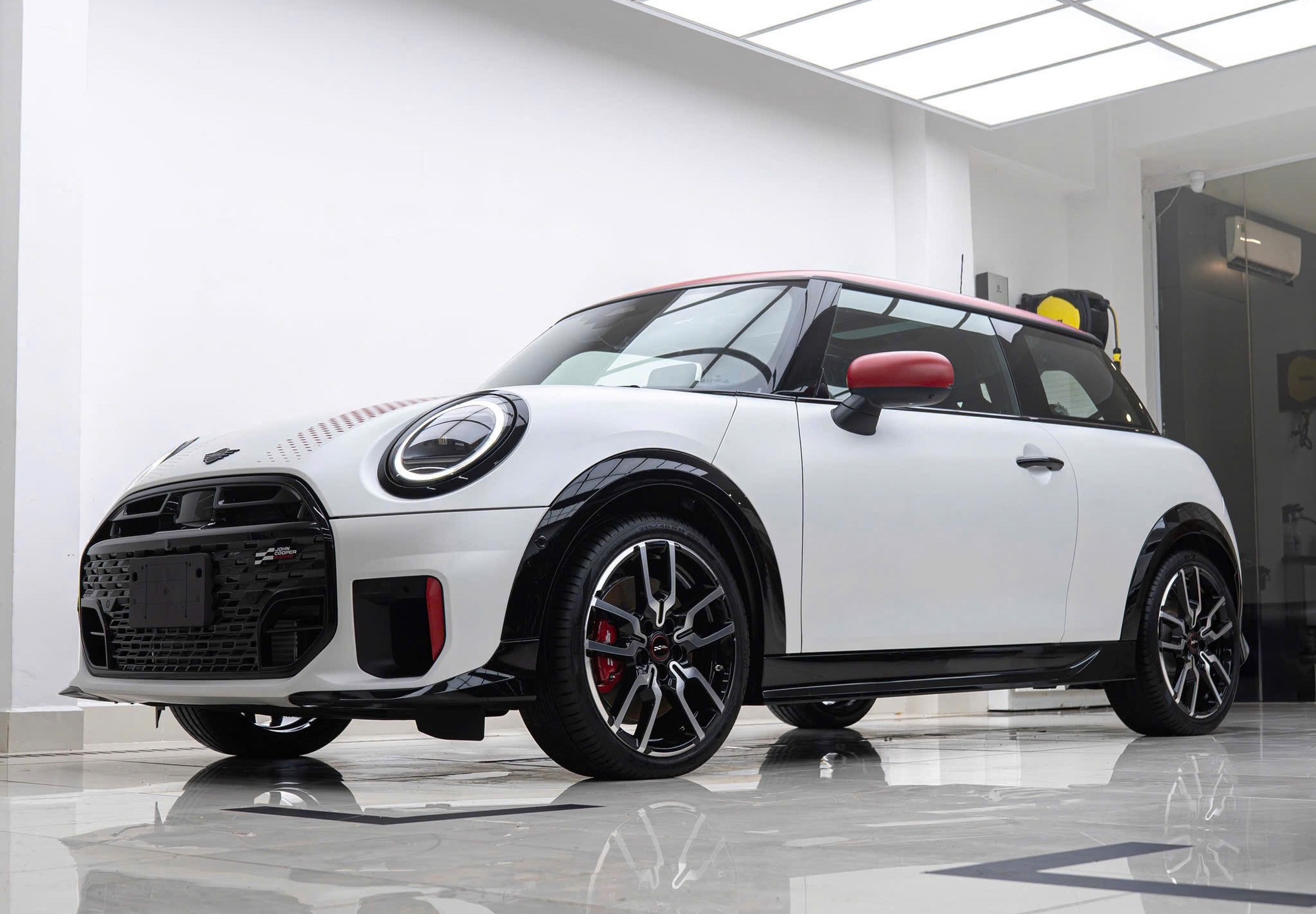 Loạt xe chơi về Việt Nam 2025: Đắt, kén khách nhưng không thiếu đại gia sẵn sàng xuống tiền - Ảnh 13.