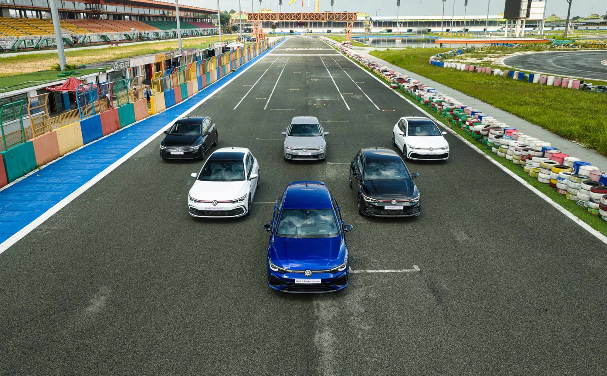 Loạt xe chơi về Việt Nam 2025: Đắt, kén khách nhưng không thiếu đại gia sẵn sàng xuống tiền - Ảnh 15.