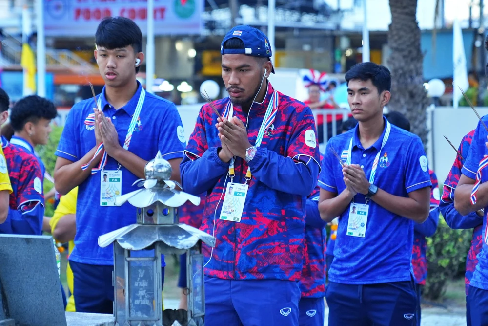 HLV Thawatchai Ongtrakul thừa nhận U-22 Thái Lan vẫn không bằng về mọi mặt so với U-22 Việt Nam. Ảnh: CTP, Bieu.jpg