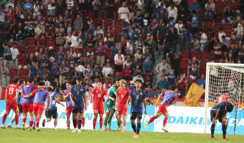 Thái Lan thua đau trên sân nhà sau khi đã dẫn trước 2 bàn trong hiệp một. Ảnh: ANH PHƯƠNG. z7341409049594_5fcd739190e6b8aa2c14b67c520dc8d7.jpg