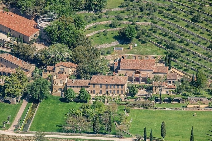 Điền trang Château Miraval nhìn từ trên cao. Năm 2008, cặp sao mua bất động sản này với giá 28,4 triệu USD. Ảnh: Backgrid