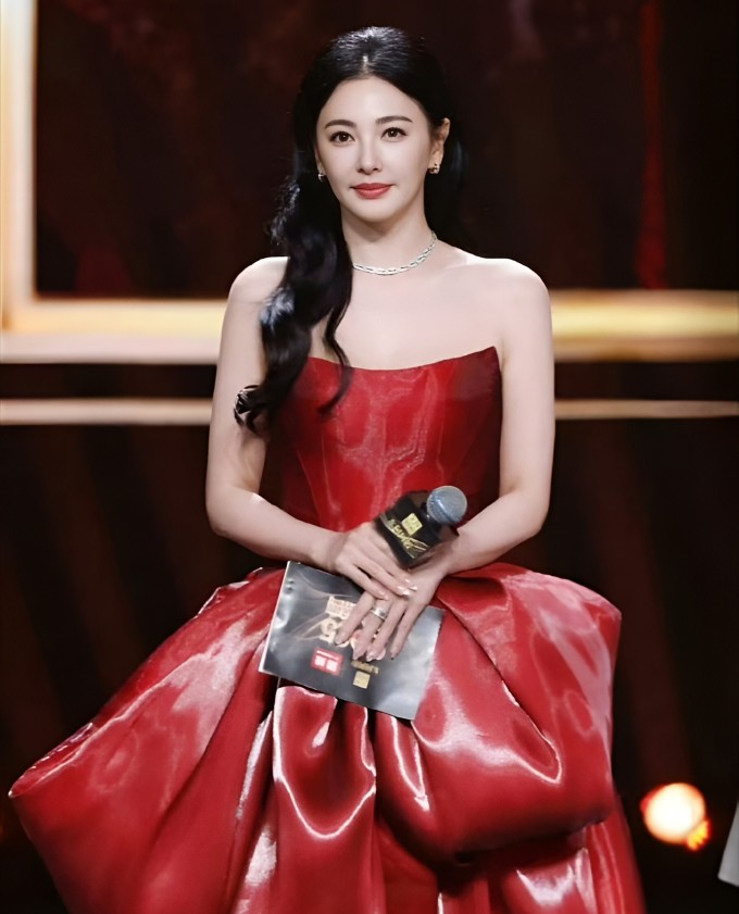 Trương Vũ Kỳ trong lễ trao giải. Ảnh: Weibo