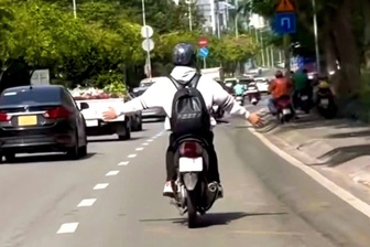 Nam thanh niên buông cả hai tay khi chạy xe máy ở TPHCM