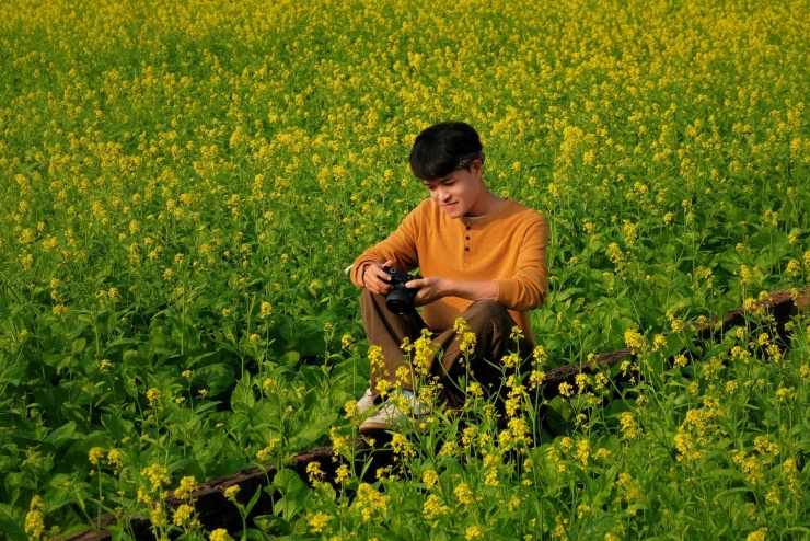 Anh Tuyên ghé cánh đồng hoa cải vàng vào ngày nắng để có thể chụp những bức ảnh ấn tượng, lên màu đẹp