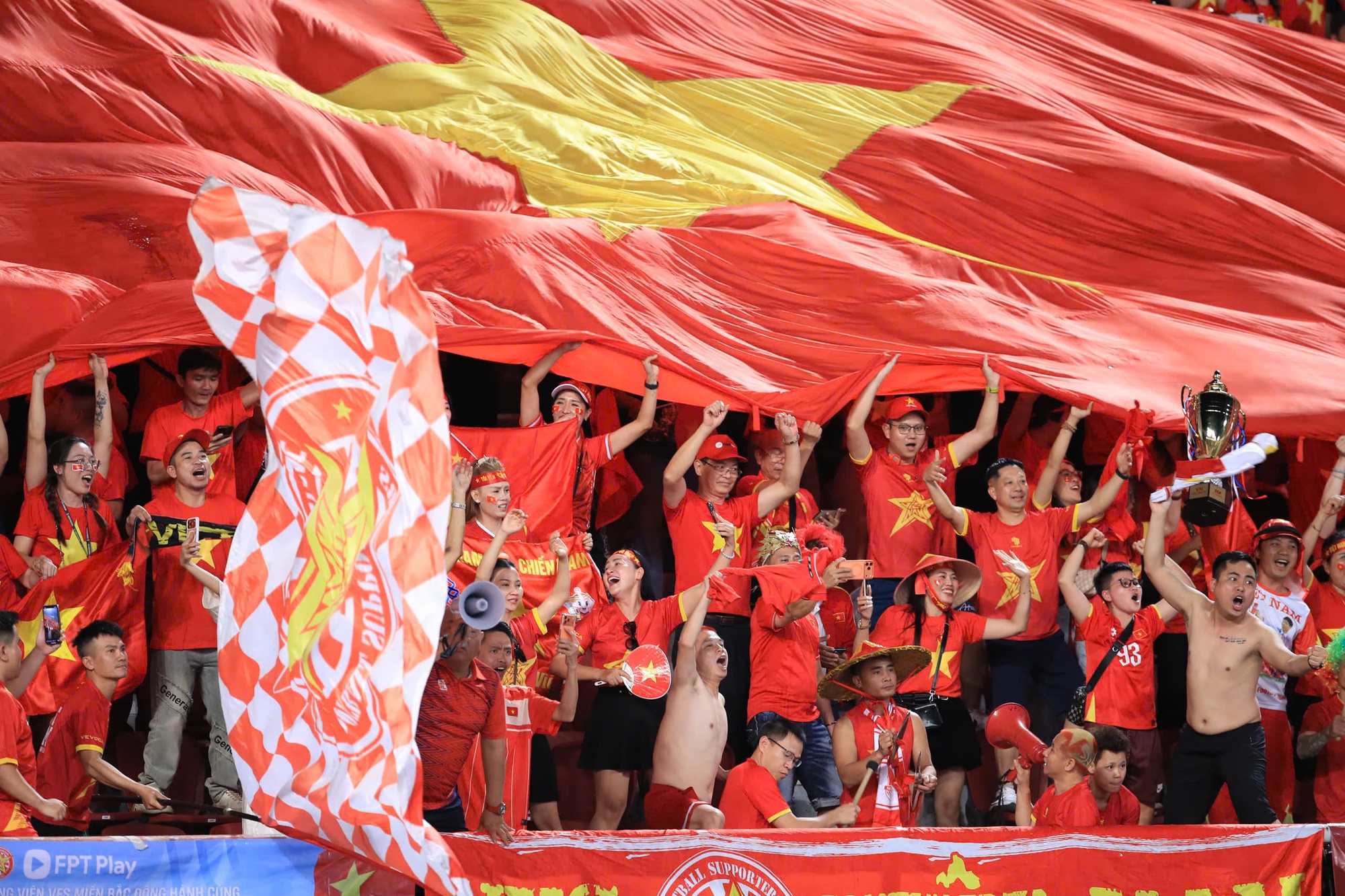 Phỏng vấn cầu thủ U22 Việt Nam: Lộ lý do ngược dòng kịch tính khiến U22 Thái Lan 