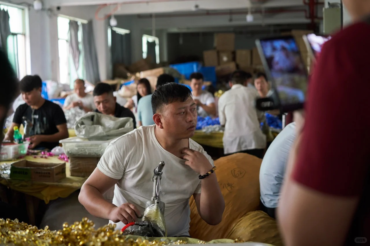 Góc khuất sau những phiên livestream 