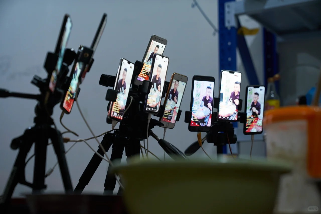 Góc khuất sau những phiên livestream 