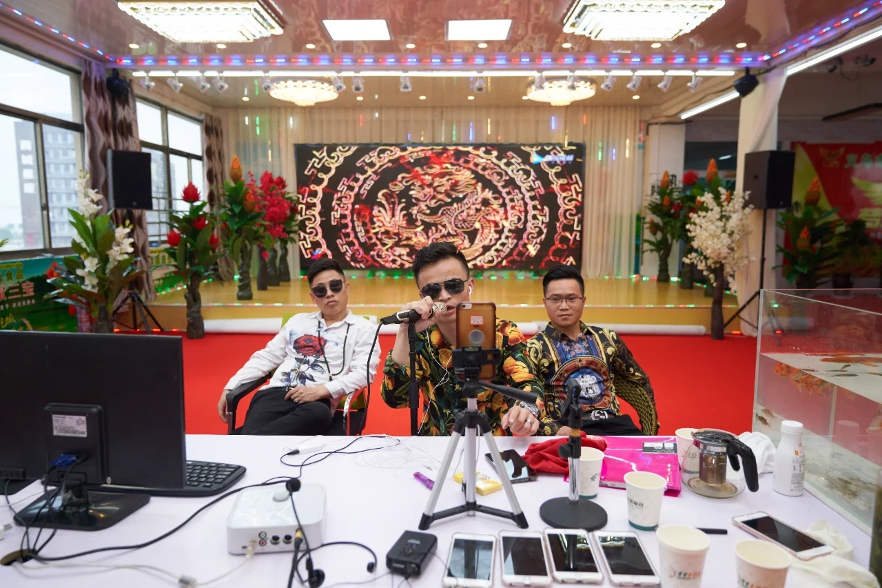 Góc khuất sau những phiên livestream 