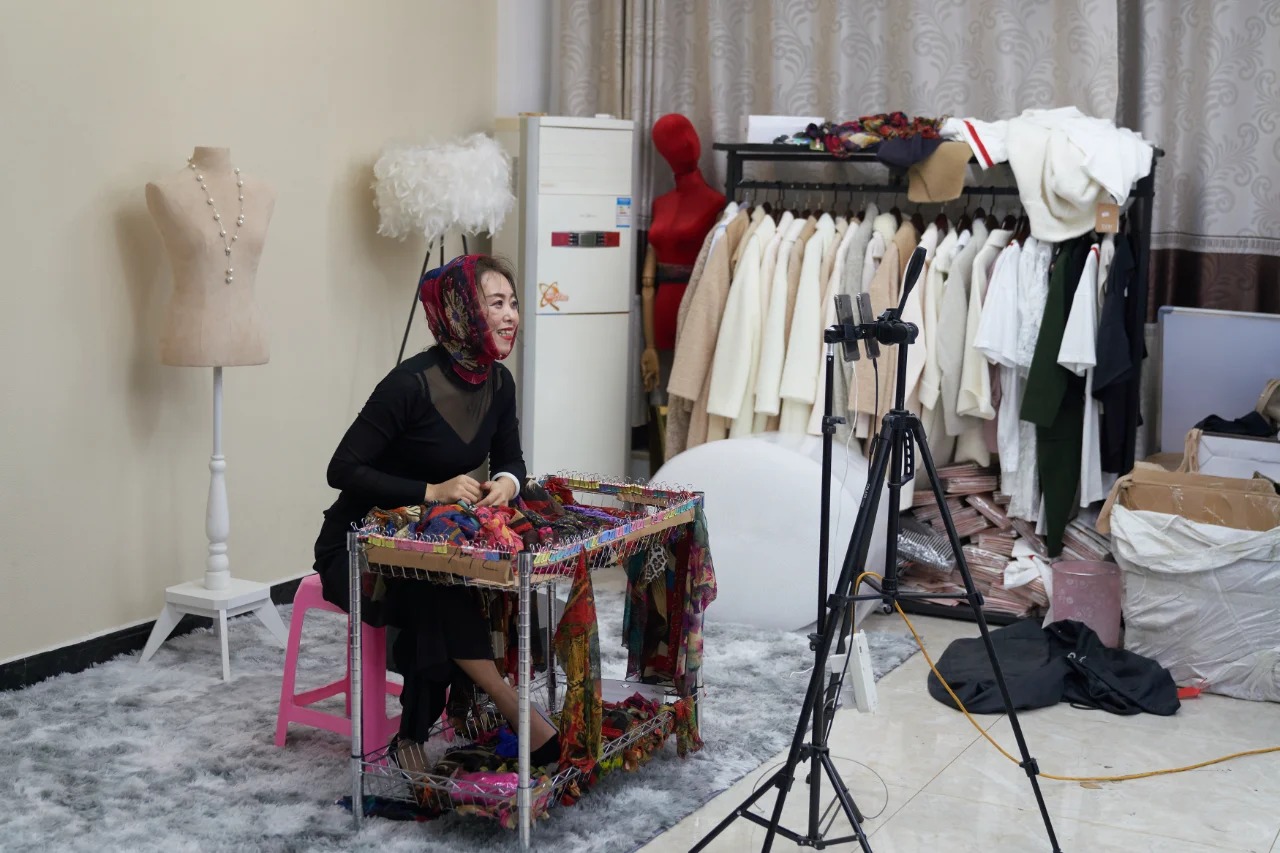 Góc khuất sau những phiên livestream 