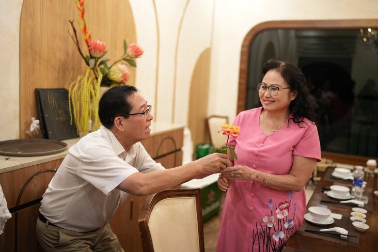 Hình ảnh bố mẹ chồng H’Hen Niê thể hiện tình cảm trước mặt con cháu khiến mọi người không khỏi ngưỡng mộ. 