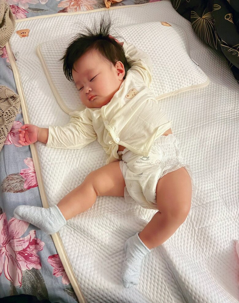 Sao Việt 24h: H’Hen Niê bế con gái đến mừng sinh nhật bà nội, bố chồng nàng hậu cúi người tặng hoa cho vợ cực amp;#34;tìnhamp;#34; - 7