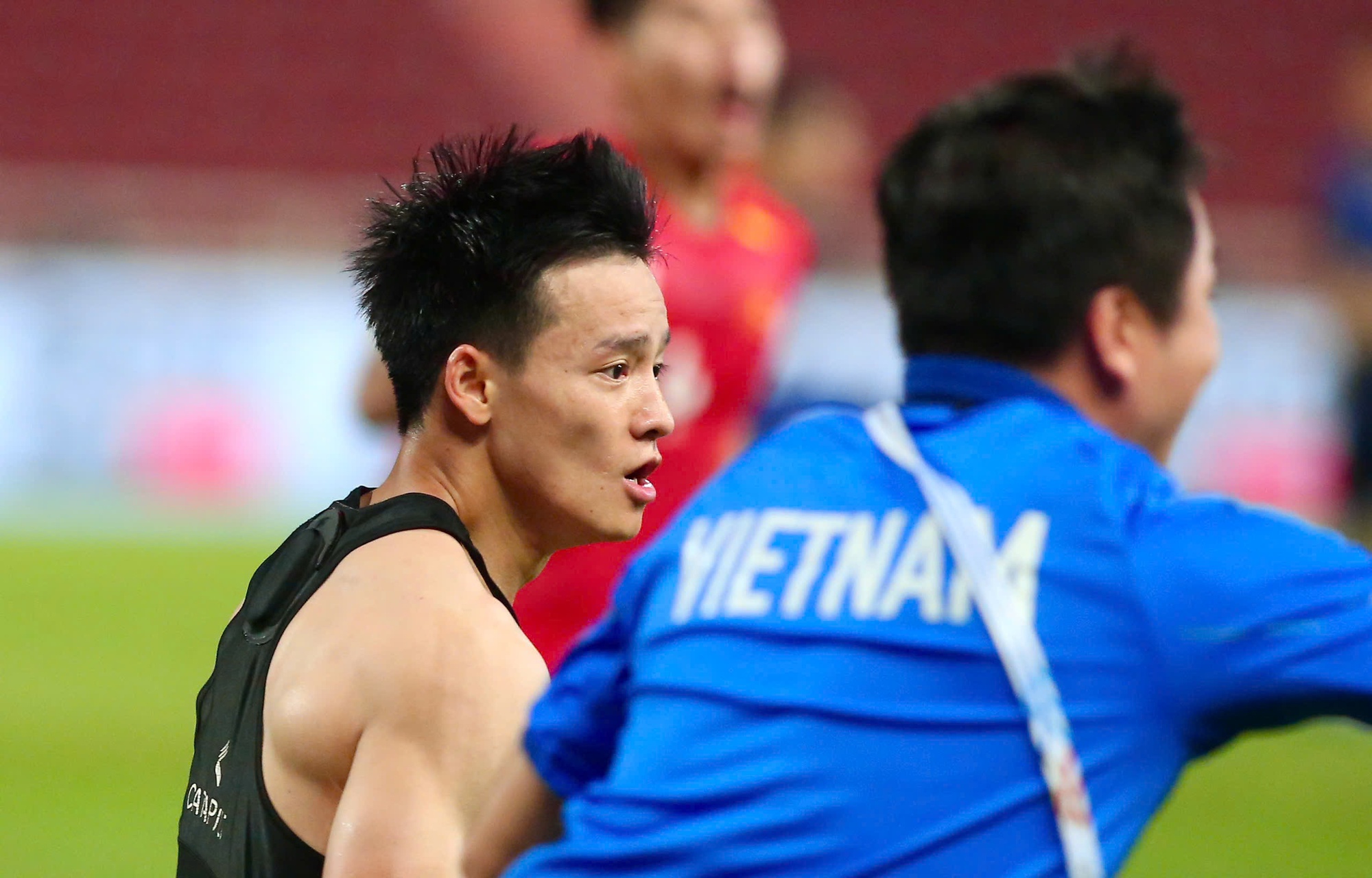 Sự thật về chiếc “crop top đen” giúp Thanh Nhàn và Tiến Linh khoe múi, khoe cả chiến thắng- Ảnh 6.