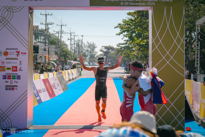 Quang Nhật trước lúc bước qua thảm chip hoàn thành phần thi triathlon cá nhân nam tại Rayong sáng 19/12. Ảnh: Quang Nguyễn