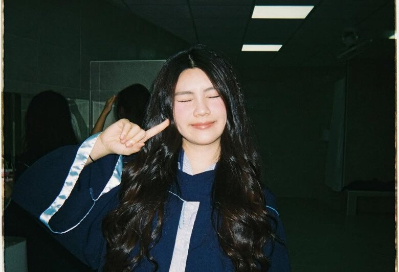 Hạt Dẻ nhà Quyền Linh xinh đẹp trong bộ ảnh chuẩn bị tốt nghiệp, ngoại hình thăng hạng từng ngày nay chuẩn "nàng thơ" 3 Hạt Dẻ đẹp rạng ngời khi diện áo tốt nghiệp.