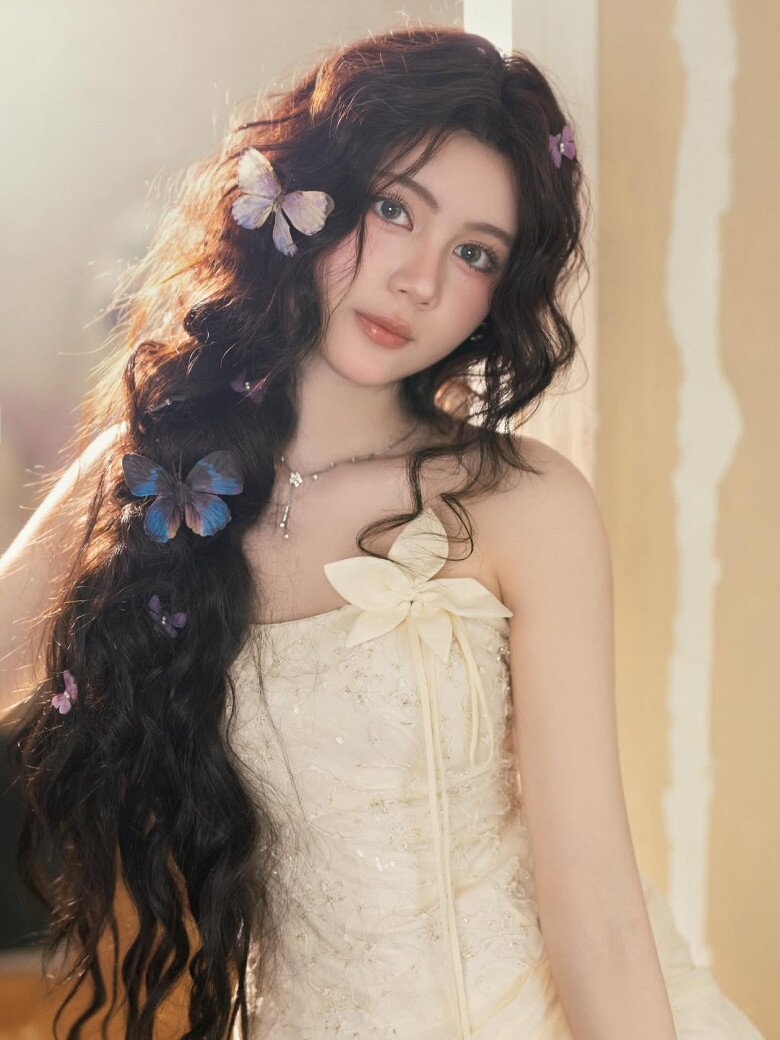 Hạt Dẻ nhà Quyền Linh xinh đẹp trong bộ ảnh chuẩn bị tốt nghiệp, ngoại hình thăng hạng từng ngày nay chuẩn "nàng thơ" 4 Vẻ đẹp ở tuổi 17 của con gái Quyền Linh khiến nhiều người xuýt xoa.