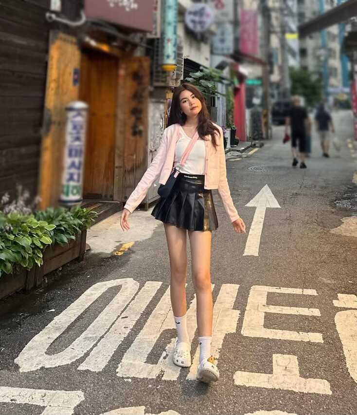 Hạt Dẻ nhà Quyền Linh xinh đẹp trong bộ ảnh chuẩn bị tốt nghiệp, ngoại hình thăng hạng từng ngày nay chuẩn "nàng thơ" 7 Cô nàng sở hữu đôi chân thon dài như kiếm Nhật.