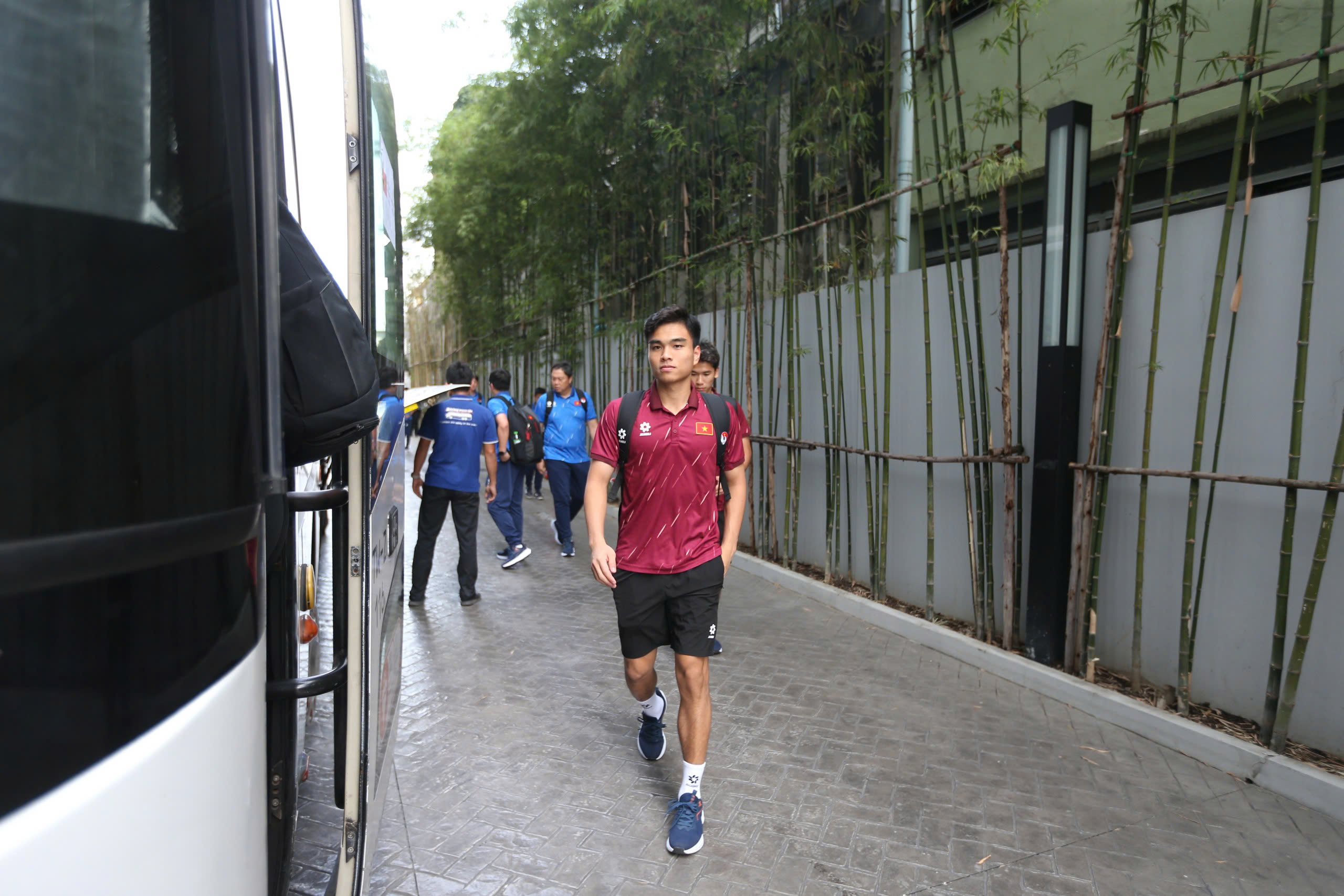 U.22 Việt Nam ra sân bay từ sớm vì sợ tắc đường, bất ngờ với dáng vẻ trẻ trung của thầy Kim- Ảnh 6.