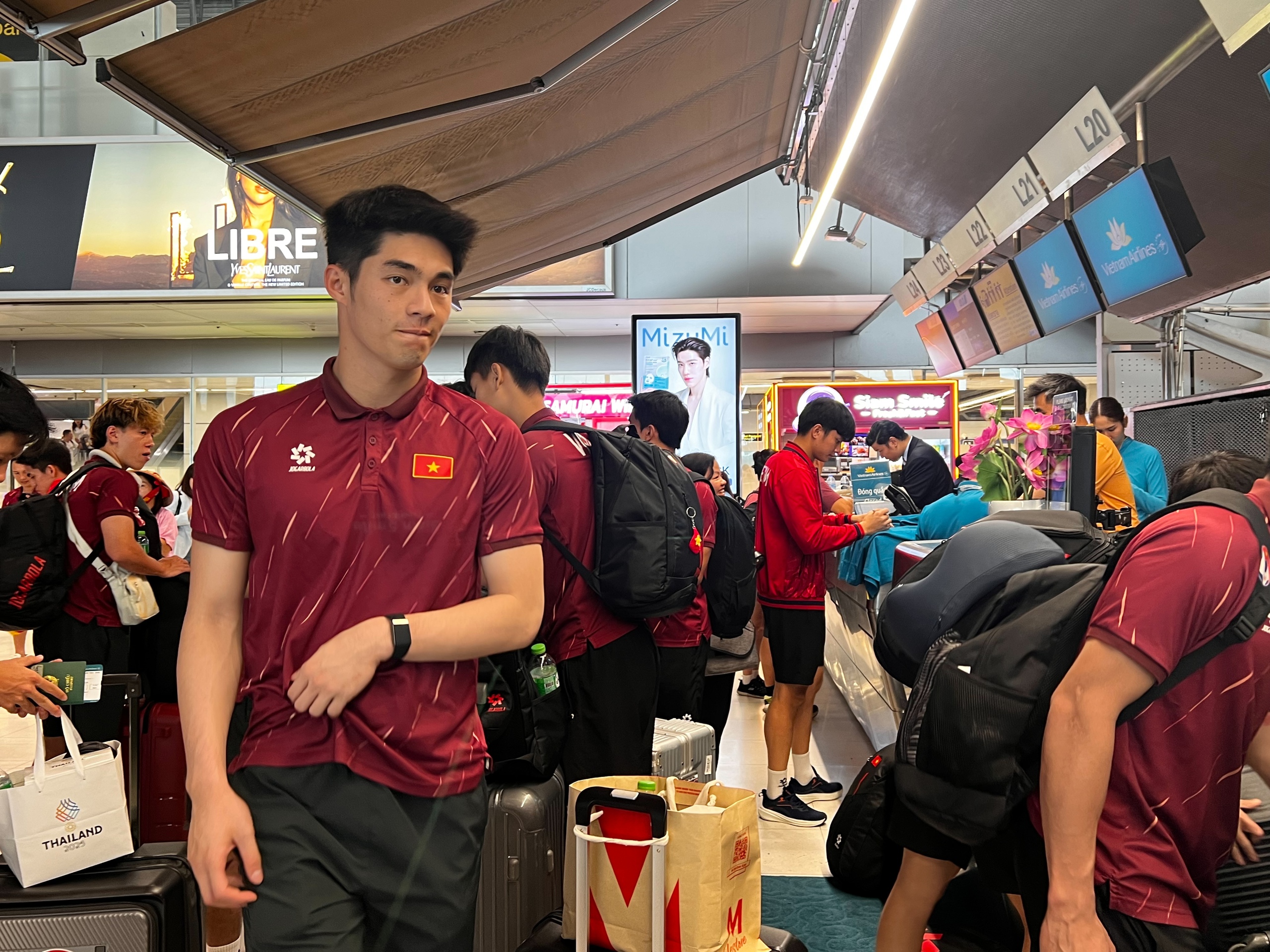 U.22 Việt Nam ra sân bay từ sớm vì sợ tắc đường, bất ngờ với dáng vẻ trẻ trung của thầy Kim- Ảnh 11.